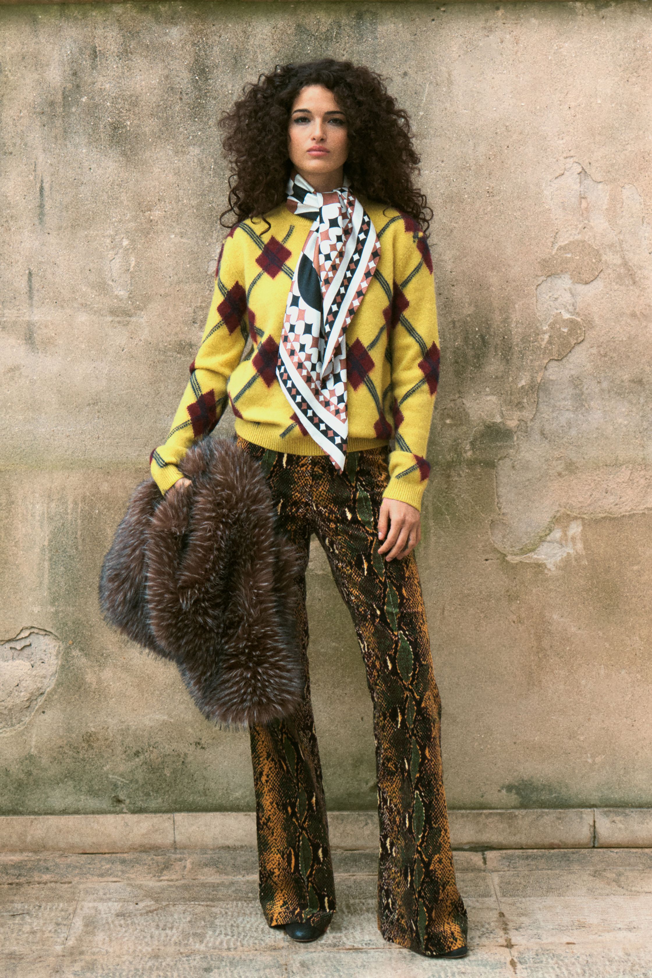 Diane von Furstenberg本季延续品牌标志性的印花语言，以丰富图案与复古色彩打造充满活力的女性形象。黄色、蓝色与红色几何印花在连衣裙与套装中形成鲜明视觉节奏，展现DVF一贯的自由精神。流动面料与修长轮廓让服装在行走间充满律动，使整个系列既具有复古魅力，也保持现代女性的自信与独立气质力-顽石频道趋势研究